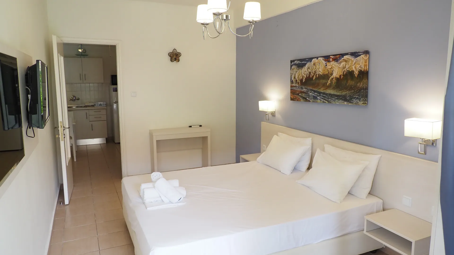 Tiara Holidays - Leonidas Apartments & Suites - Superior Two Bedroom Apartment Garden Front - bedroom 2